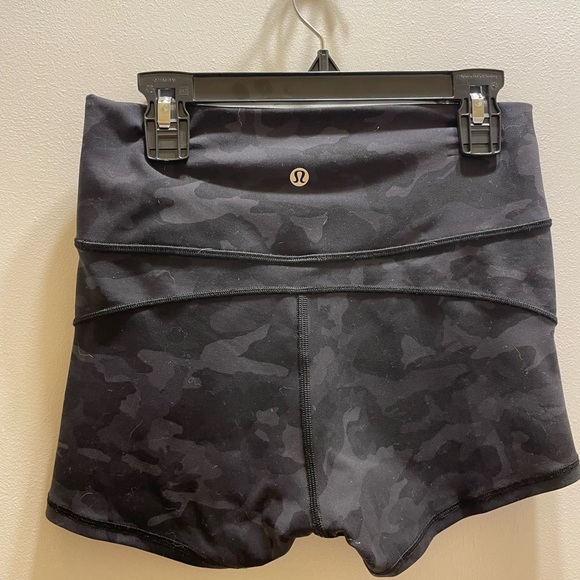 Small VGUC Lululemon shorts - Picture 3 of 5